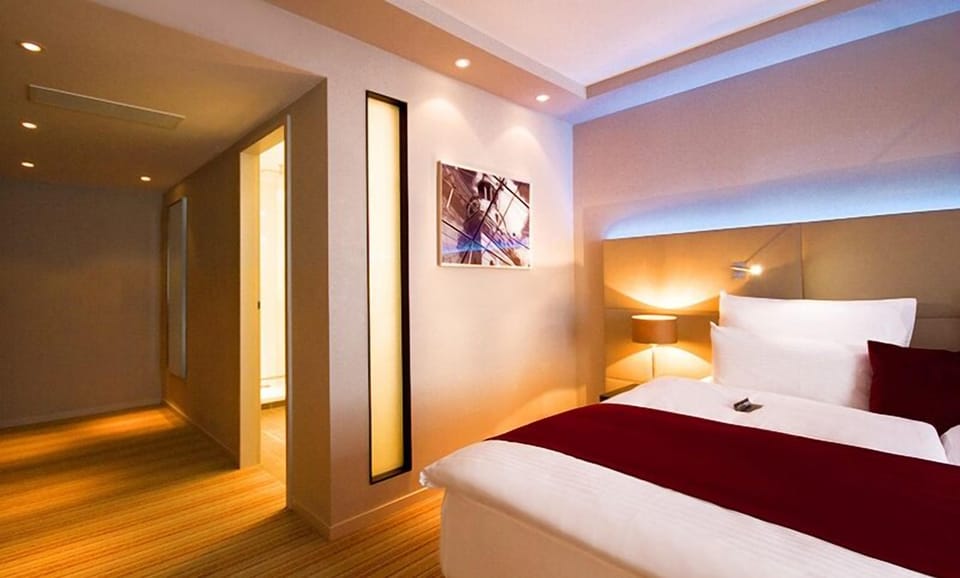 Executive Room, Courtyard View | Living area | 40-inch LED TV with satellite channels, TV