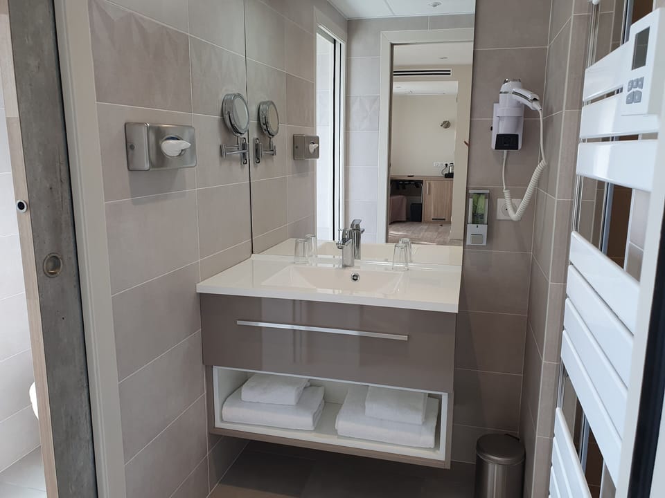 Chambre Prestige | Bathroom | Shower, hair dryer, towels, soap