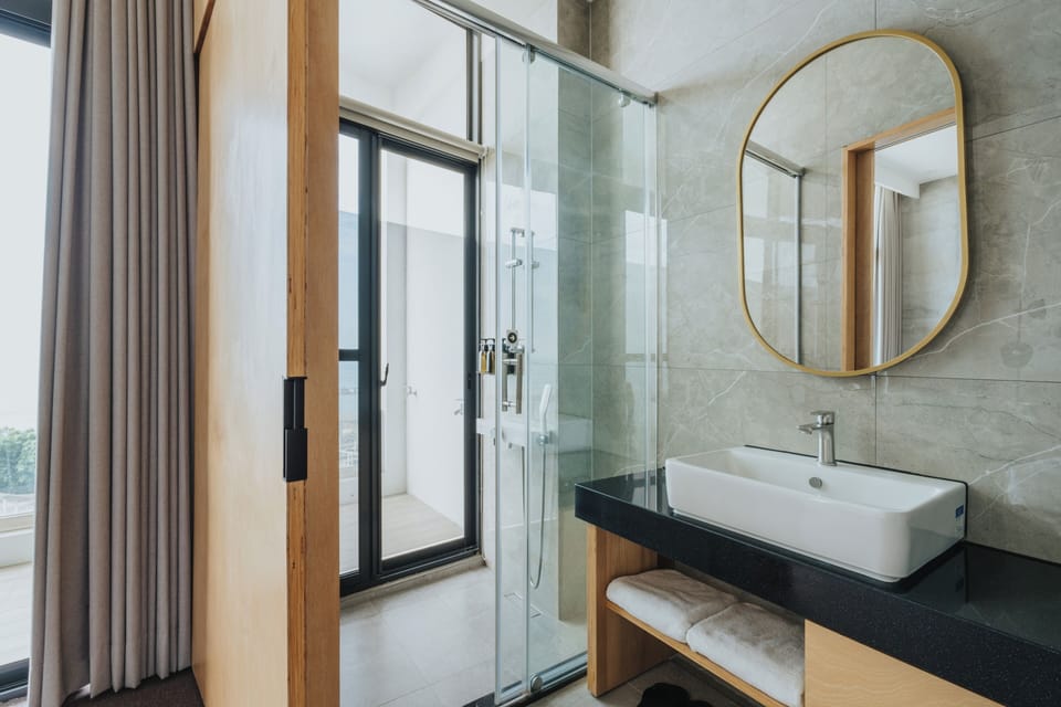 Family Quadruple Room | Bathroom | Shower, free toiletries, hair dryer, slippers