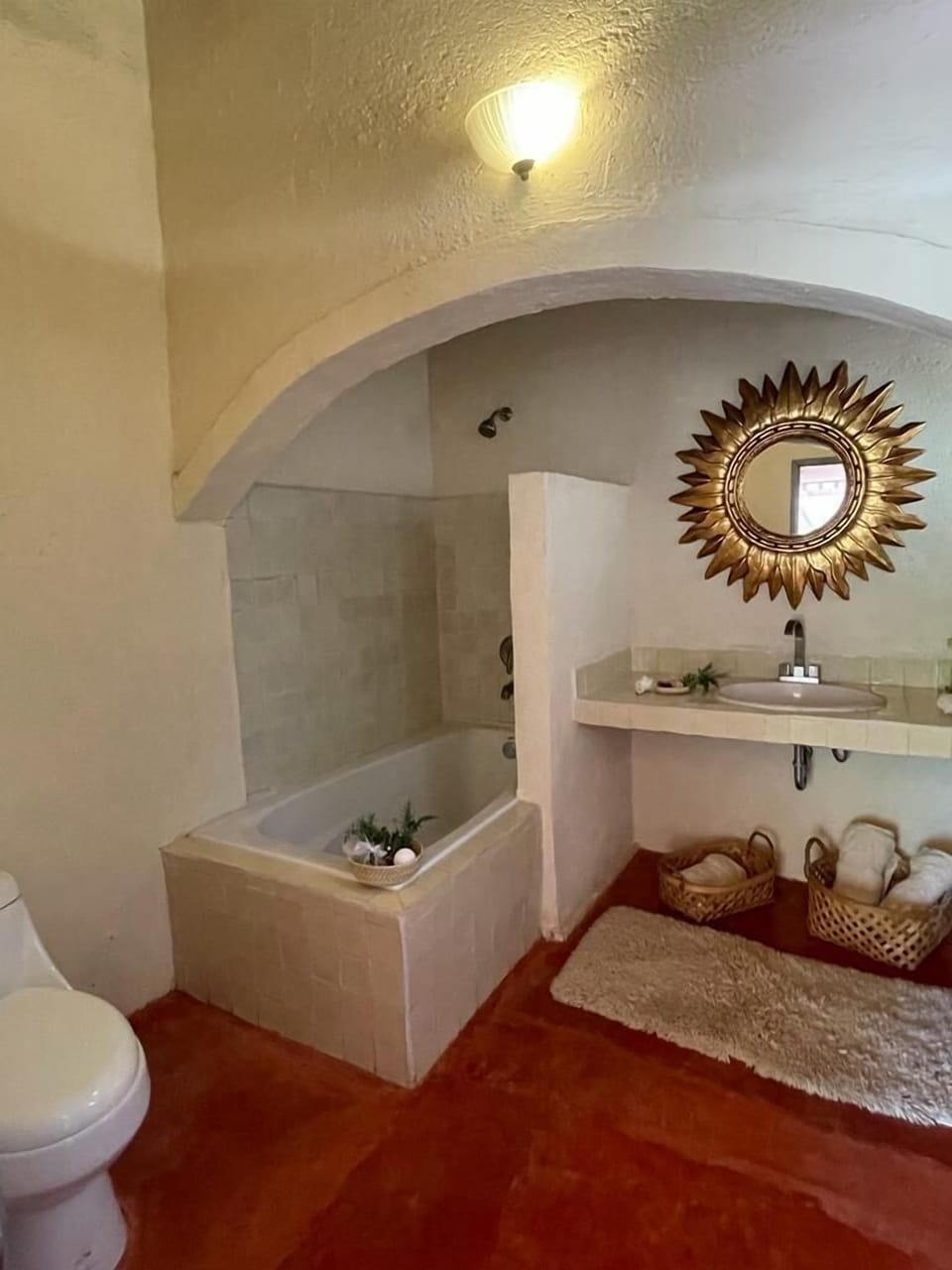 Standard Room, 1 King Bed | Bathroom | Towels