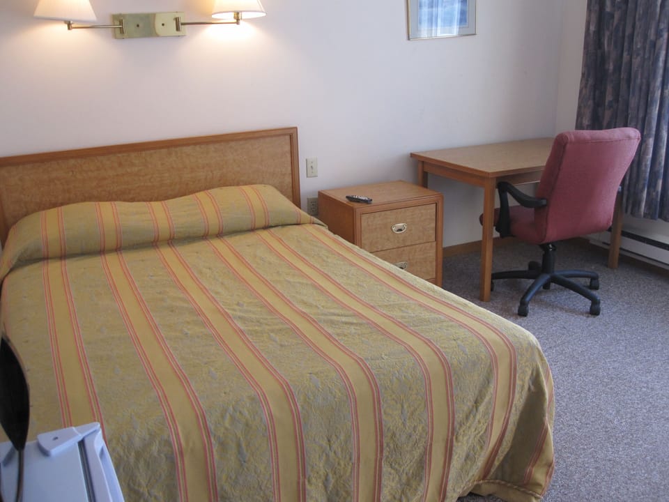 Standard Room, 1 Queen Bed | Desk, iron/ironing board, free WiFi, bed sheets