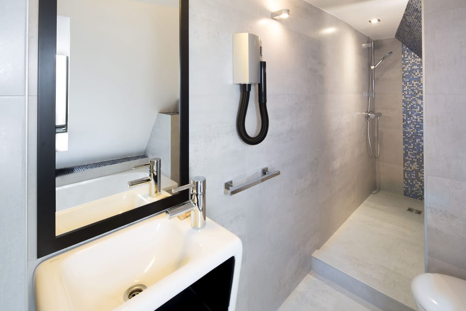 Suite (for 4 persons) | Bathroom | Shower, free toiletries, hair dryer, towels