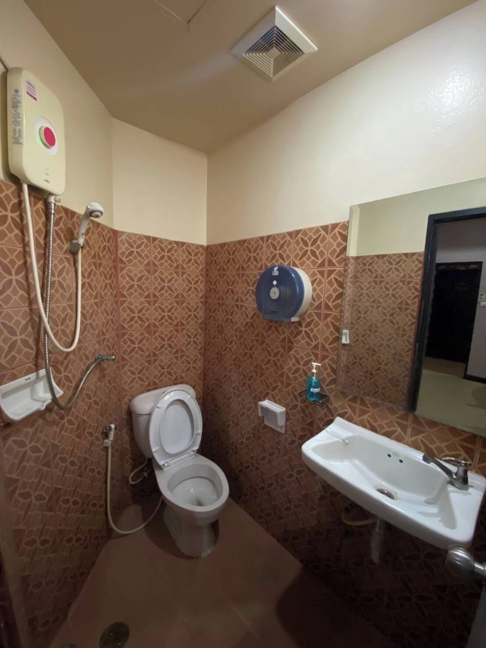 Standard Double or Twin Room, No Windows | Bathroom | Shower, hydromassage showerhead, free toiletries, slippers