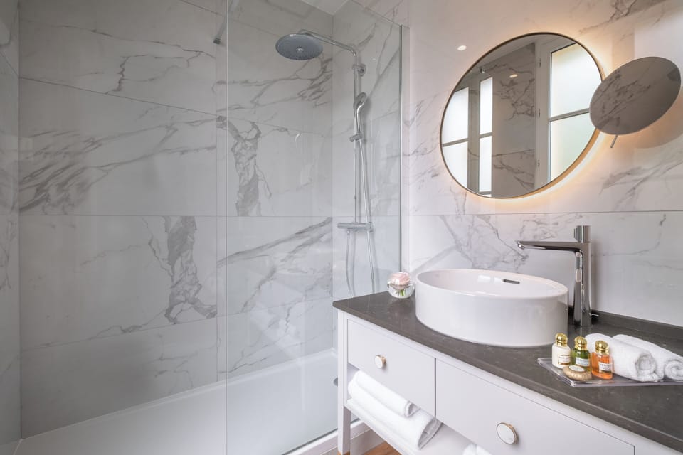 Classic Room, 1 Double Bed | Bathroom | Free toiletries, hair dryer, bathrobes, slippers