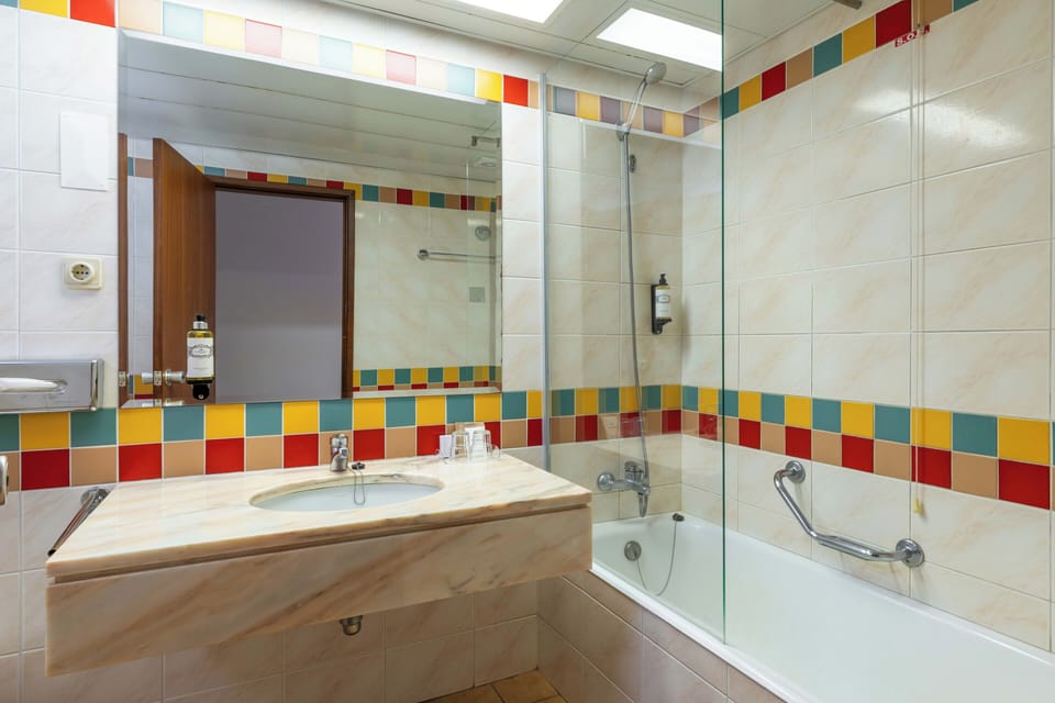 Combined shower/tub, rainfall showerhead, free toiletries, hair dryer