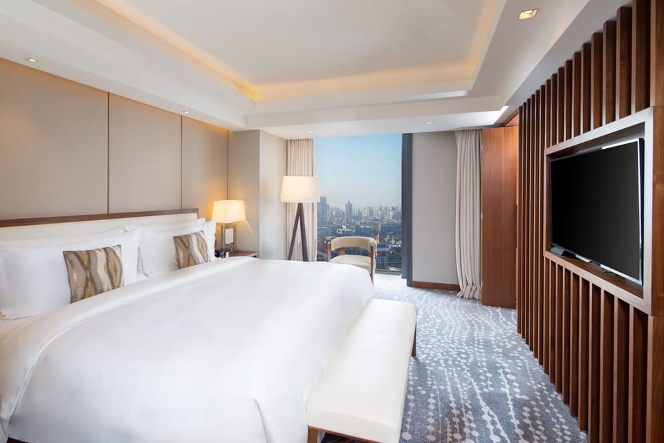 Club Suite, 1 Bedroom, Accessible, Club Lounge Access (Dining Area) | Down comforters, pillowtop beds, minibar, in-room safe