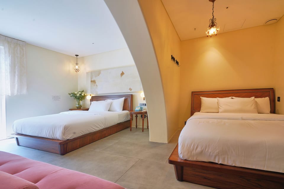 Suite Room | Premium bedding, down comforters, individually decorated