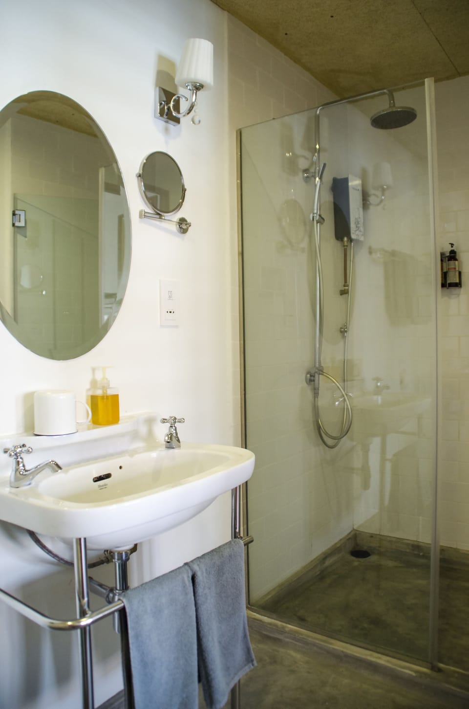Shower, free toiletries, hair dryer, bidet