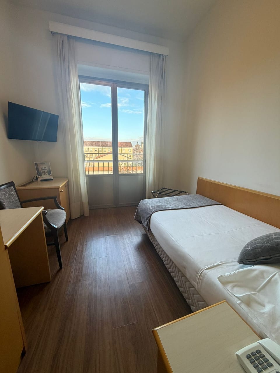 Single Room | Down comforters, minibar, in-room safe, desk