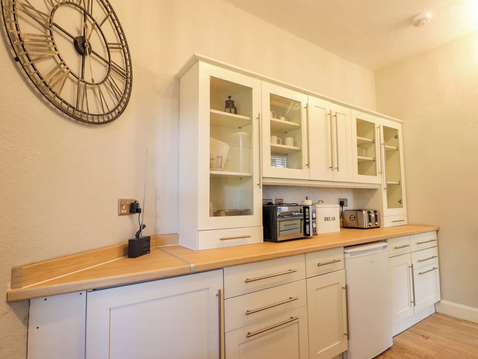 Cottage | Private kitchen | Dishwasher, cookware/dishes/utensils