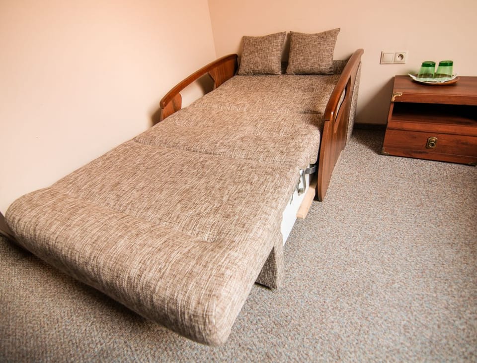 Standard Single Room | Hypo-allergenic bedding, pillowtop beds, in-room safe, desk