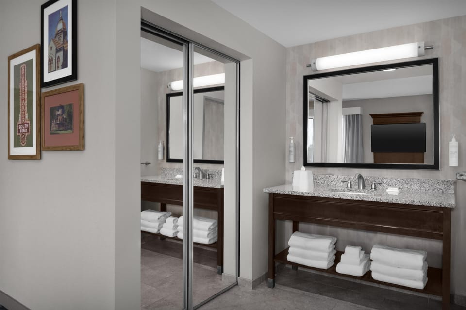 Combined shower/tub, free toiletries, towels