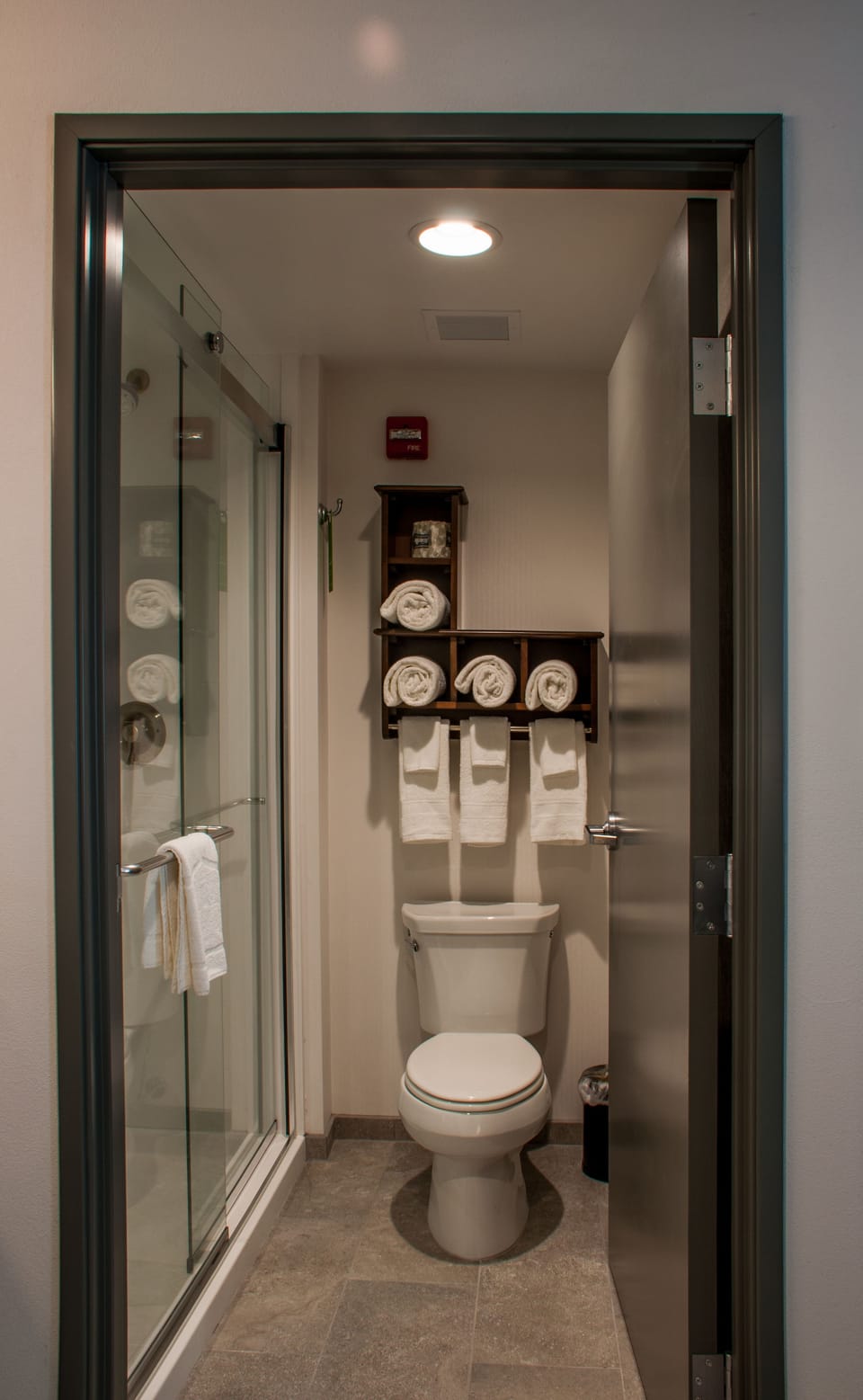 Combined shower/tub, free toiletries, towels