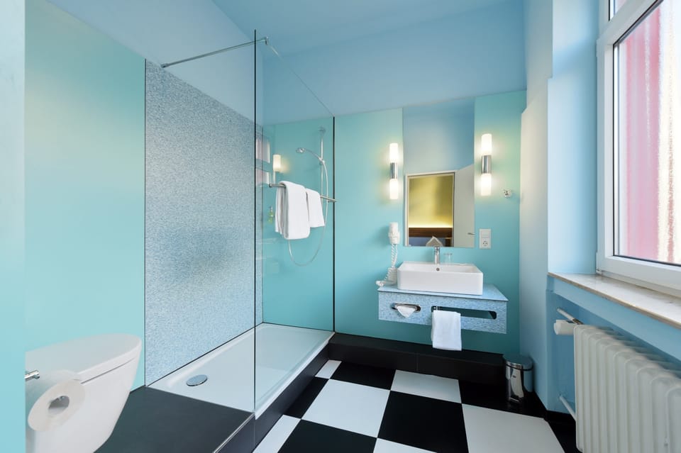 Design Single Room, 1 Bedroom, Non Smoking | Bathroom | Shower, free toiletries, hair dryer, towels
