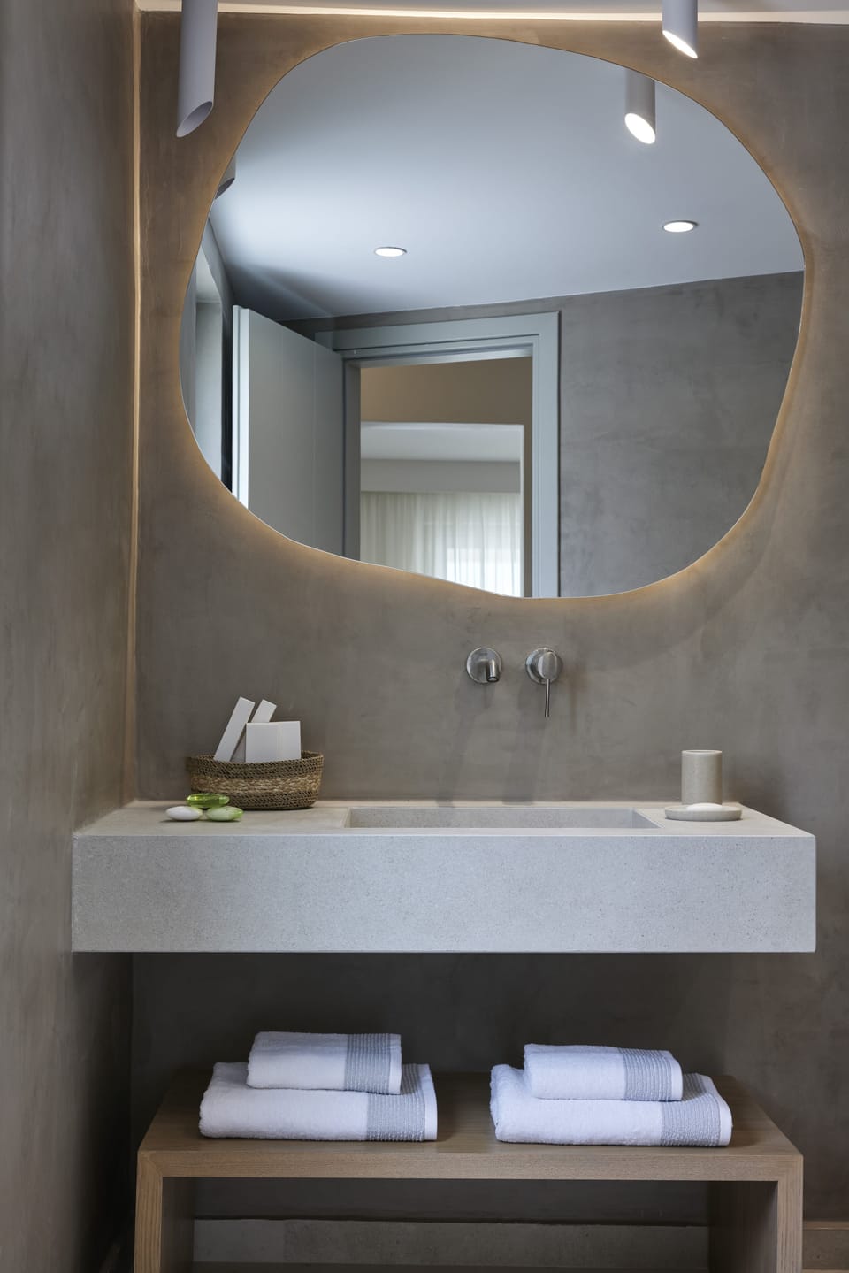 Junior Suite Sea View with Plunge pool - located 100m away from the main property | Bathroom | Shower, free toiletries, hair dryer, bathrobes