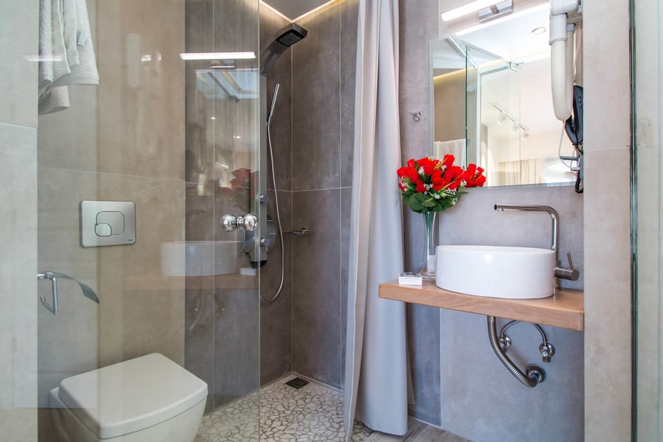 Deluxe Room, Sea View | Bathroom | Shower, hair dryer, towels