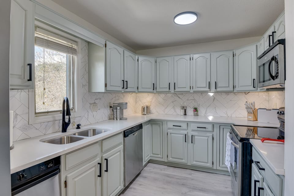Signature Townhome, 3 Bedrooms, Balcony, River View | Private kitchen | Fridge, microwave, oven, stovetop