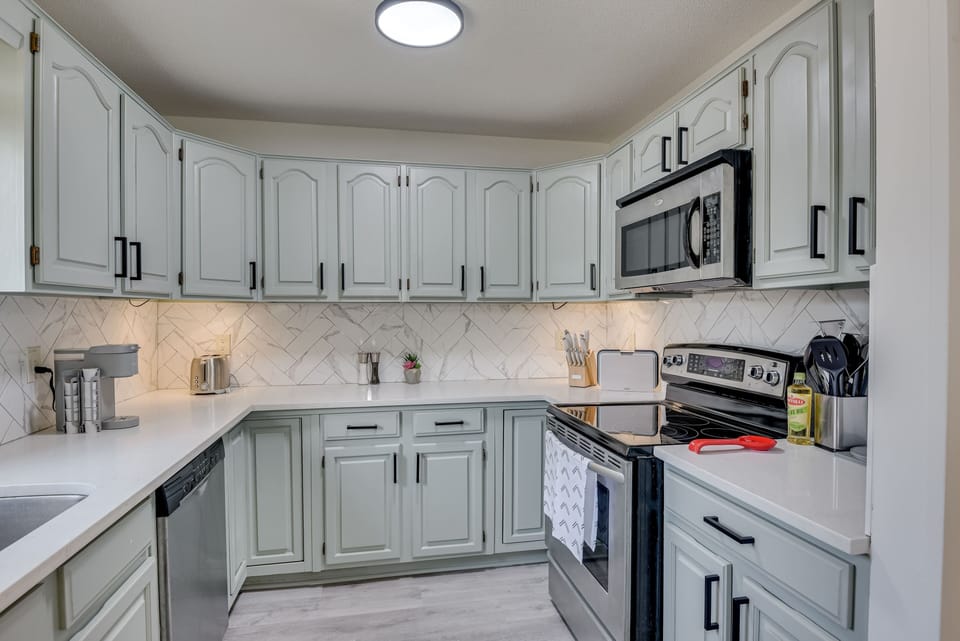 Signature Townhome, 3 Bedrooms, Balcony, River View | Private kitchen | Fridge, microwave, oven, stovetop