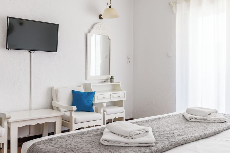Family Suite, 2 Bedrooms | Pillowtop beds, in-room safe, WiFi (free), bed sheets