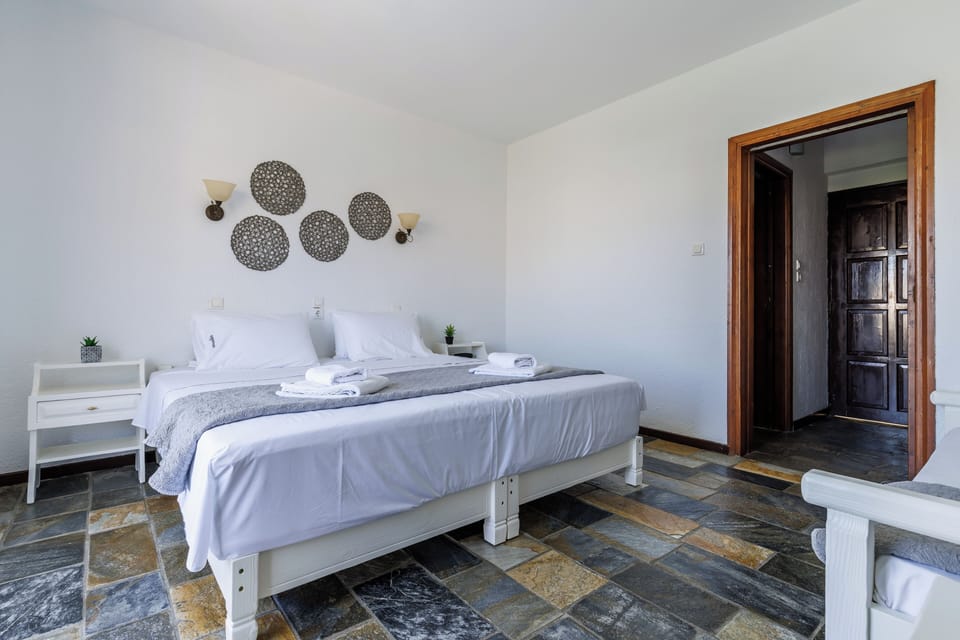 Triple Room, 1 Bedroom | Pillowtop beds, in-room safe, free WiFi, bed sheets