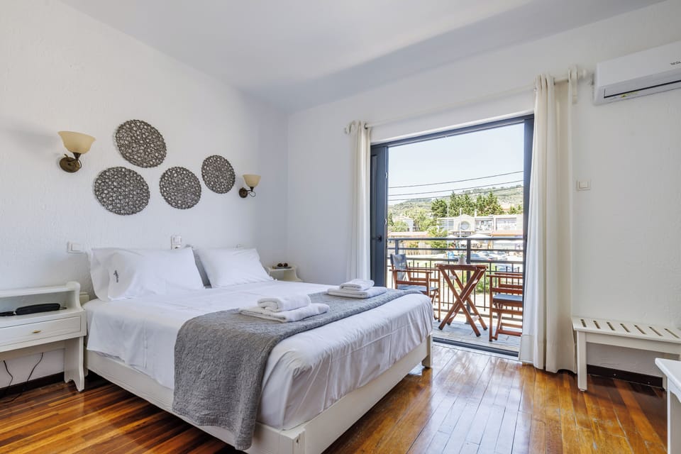Economy Room, 1 Double Bed | Pillowtop beds, in-room safe, WiFi (free), bed sheets