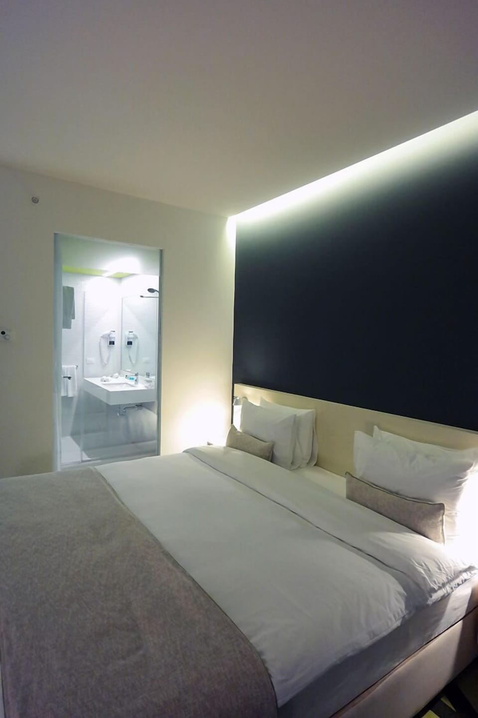 Executive Room | Minibar, in-room safe, desk, soundproofing