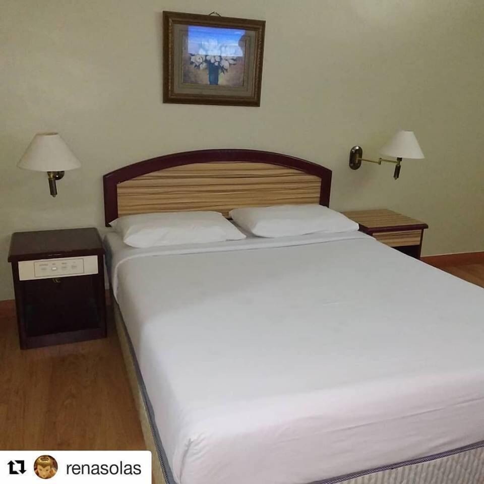 Desk, bed sheets