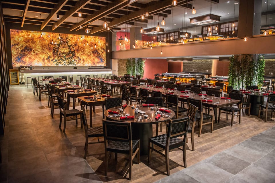 9 restaurants; breakfast, lunch, and dinner served