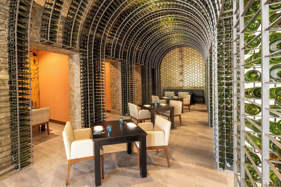 9 restaurants; breakfast, lunch, and dinner served