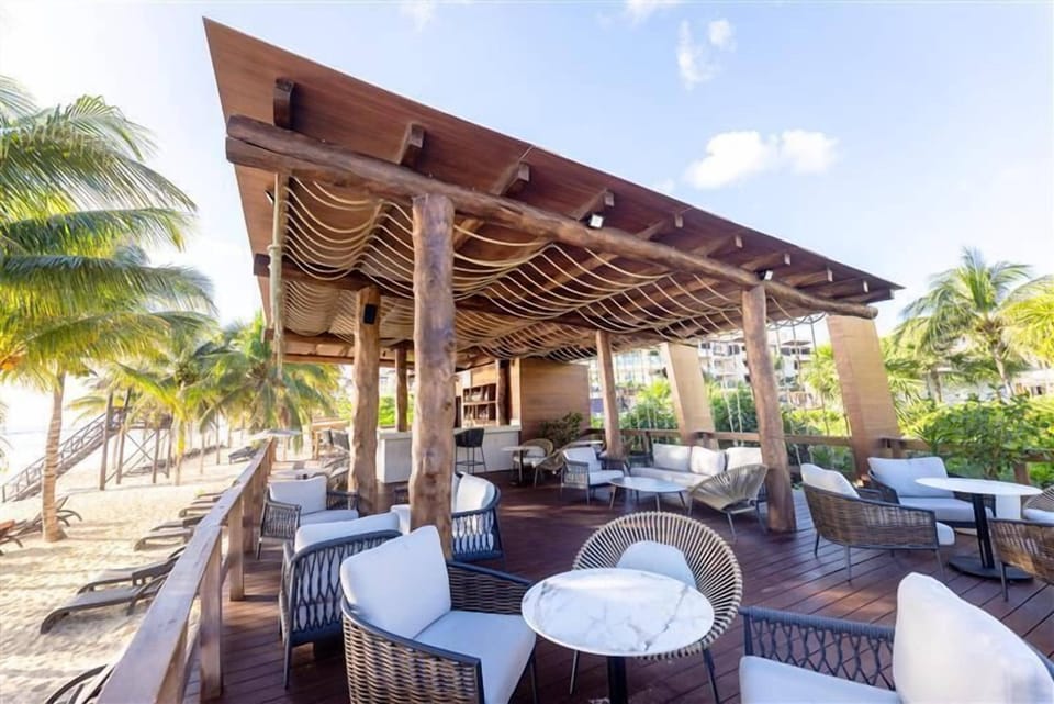9 restaurants; breakfast, lunch, and dinner served