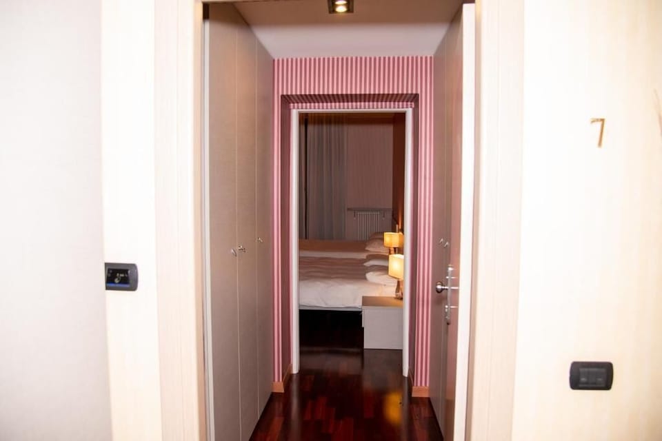 Minibar, desk, WiFi (free)