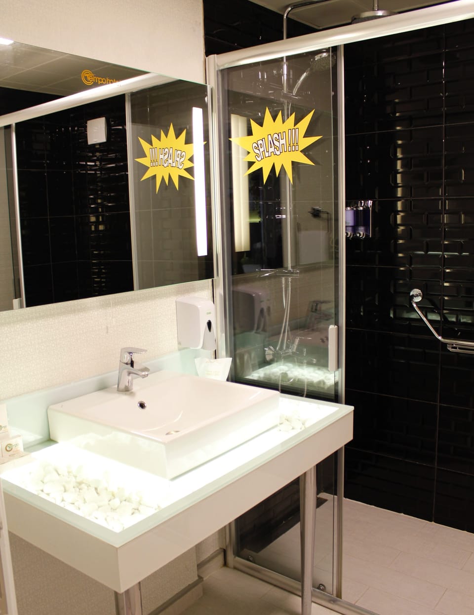 Standard Twin Room | Bathroom | Shower, rainfall showerhead, free toiletries, hair dryer