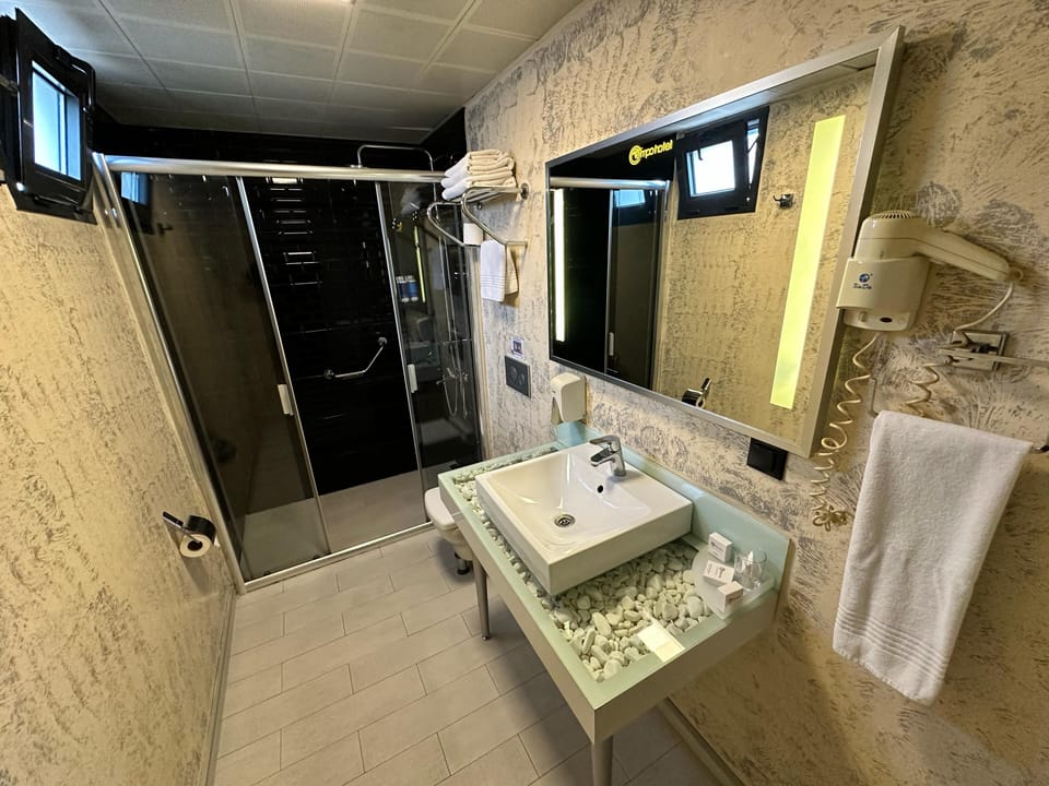 Shower, rainfall showerhead, free toiletries, hair dryer