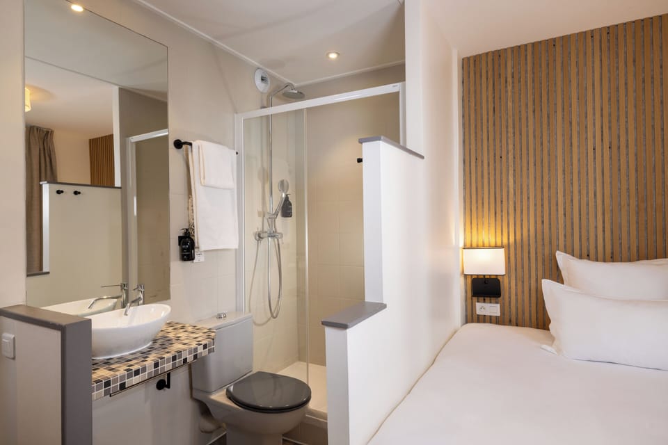 Single Room | Bathroom | Shower, free toiletries, hair dryer, towels