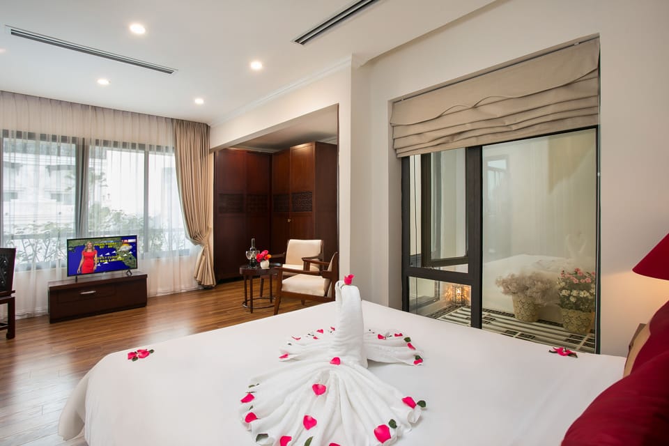 Au Coeur Signature Suite  | 1 bedroom, in-room safe, desk, laptop workspace
