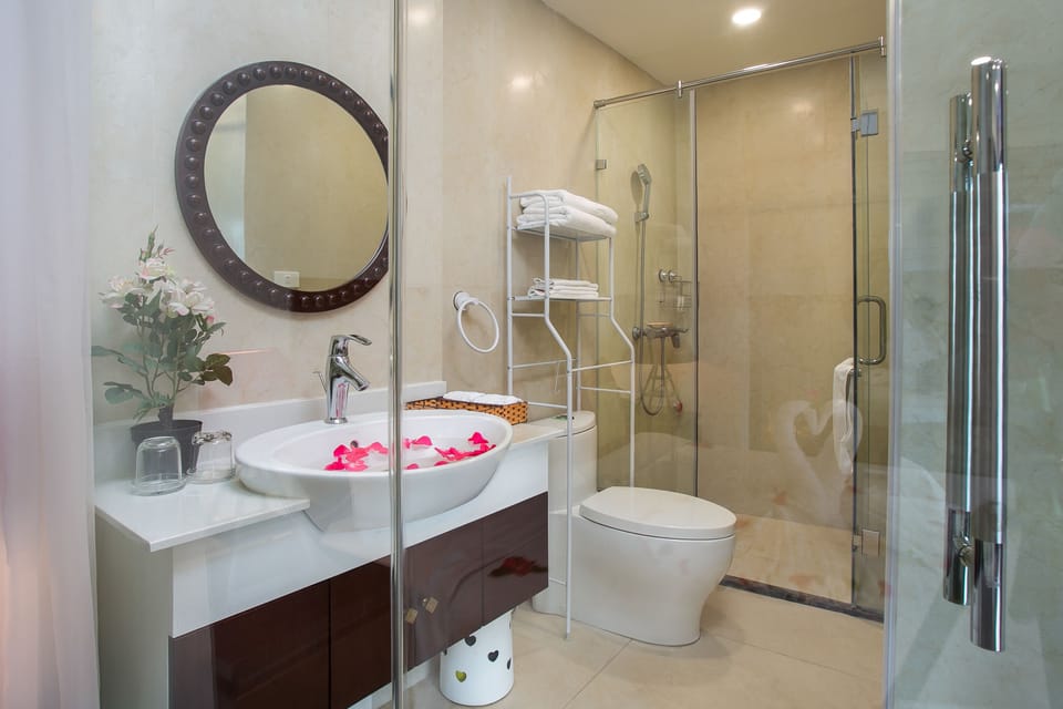 Au Coeur Signature Suite  | Bathroom | Slippers, bidet, towels