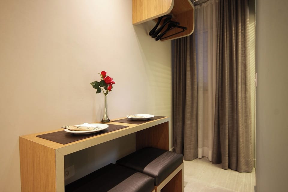Standard Double Room, 1 Double Bed | In-room dining