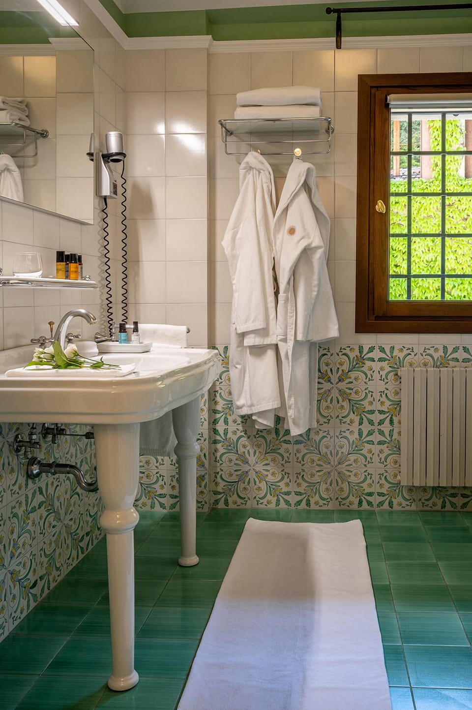 Rainfall showerhead, free toiletries, hair dryer, slippers