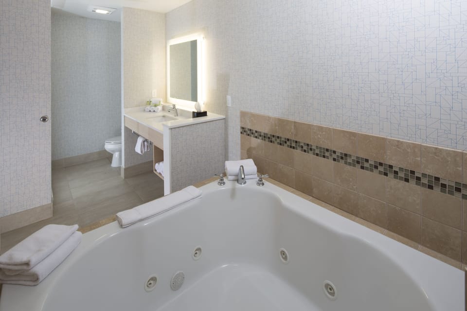 Suite, 1 King Bed | Premium bedding, in-room safe, desk, laptop workspace