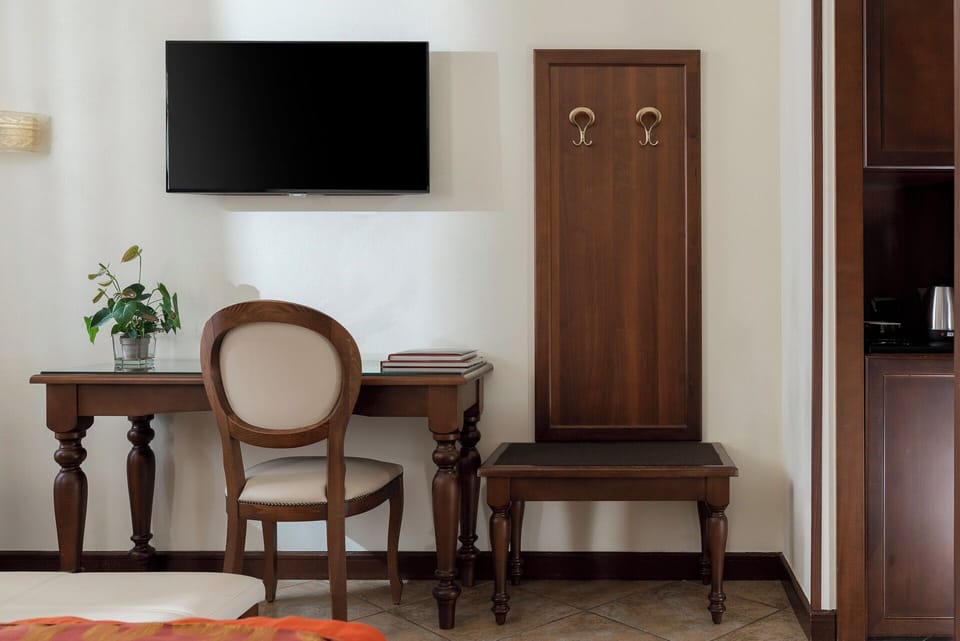 Deluxe Double or Twin Room | Hypo-allergenic bedding, memory foam beds, minibar, in-room safe
