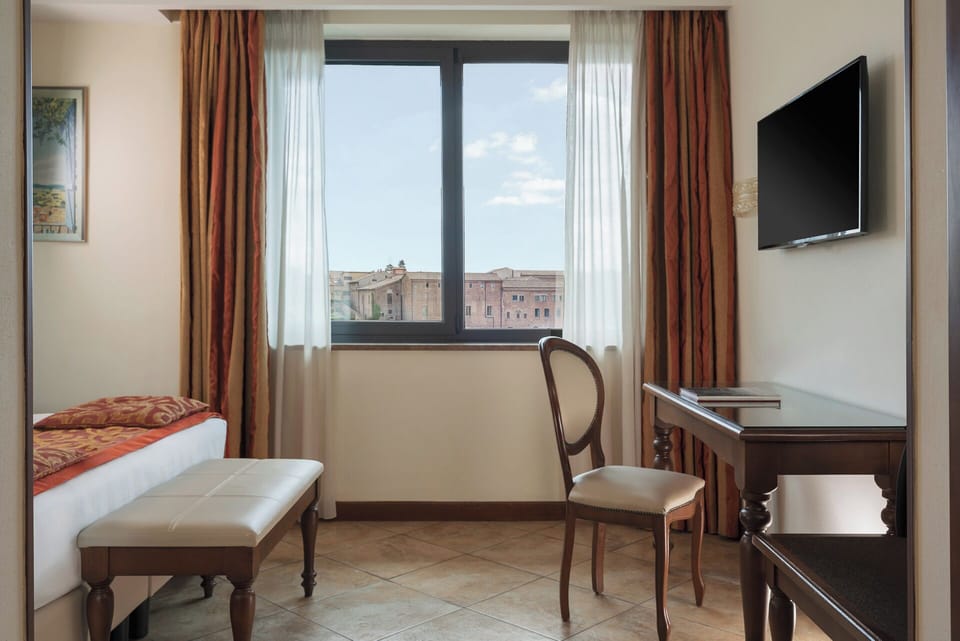 Deluxe Double or Twin Room | Hypo-allergenic bedding, memory foam beds, minibar, in-room safe