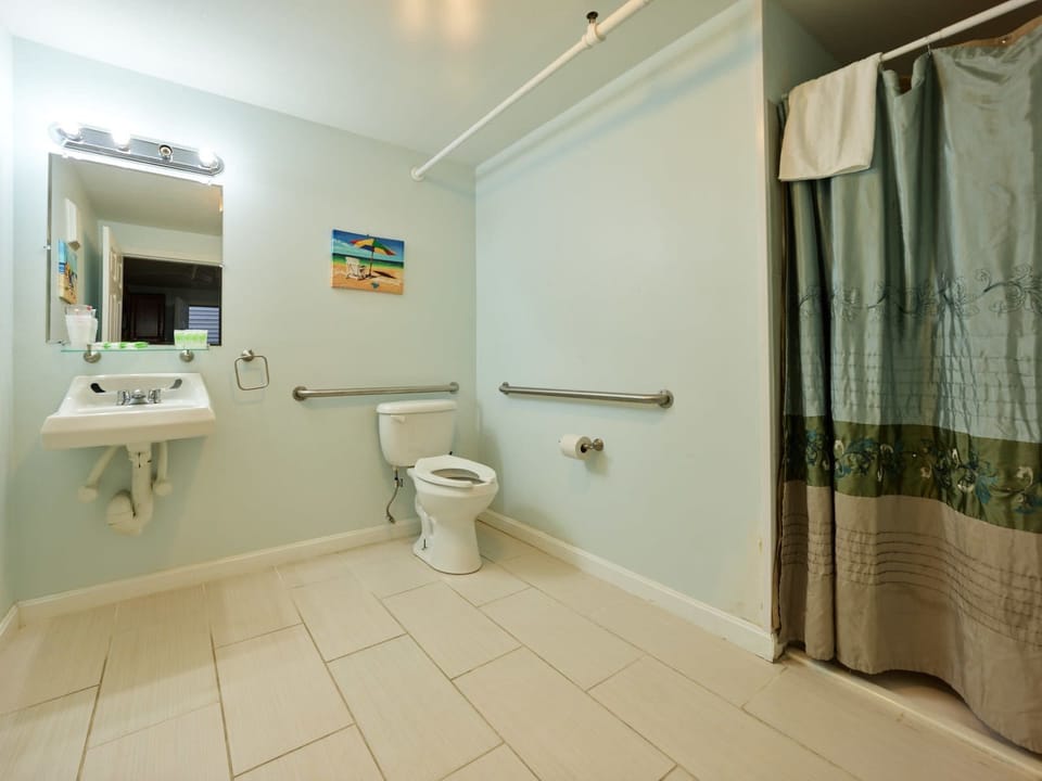 Family Apartment (no balcony, no view) | Bathroom | Shower, hair dryer, towels