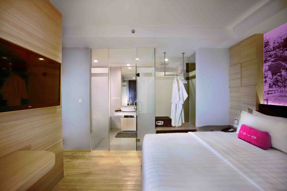 Suite | In-room safe, desk, blackout drapes, iron/ironing board