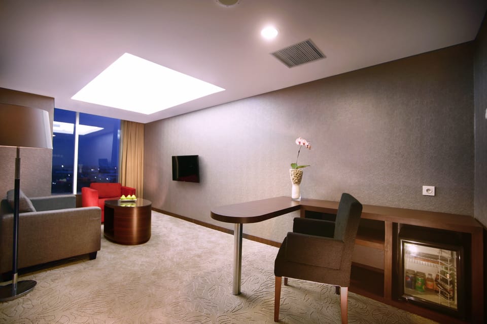 Junior Suite | Minibar, in-room safe, desk, free WiFi