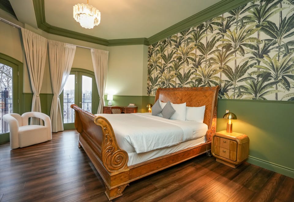 5 bedrooms, premium bedding, down comforters, memory foam beds