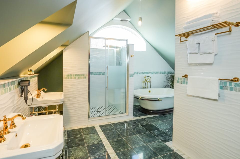 Grand Penthouse Suite | Bathroom | Shower, hydromassage showerhead, designer toiletries, hair dryer