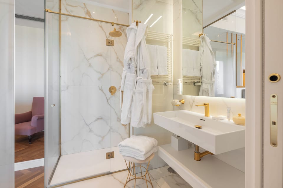 Junior Double Room, Sea View | Bathroom | Shower, rainfall showerhead, free toiletries, hair dryer