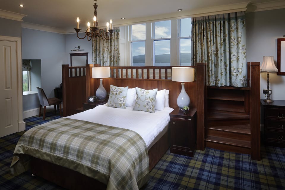 Feature King Room | Desk, laptop workspace, free WiFi, bed sheets