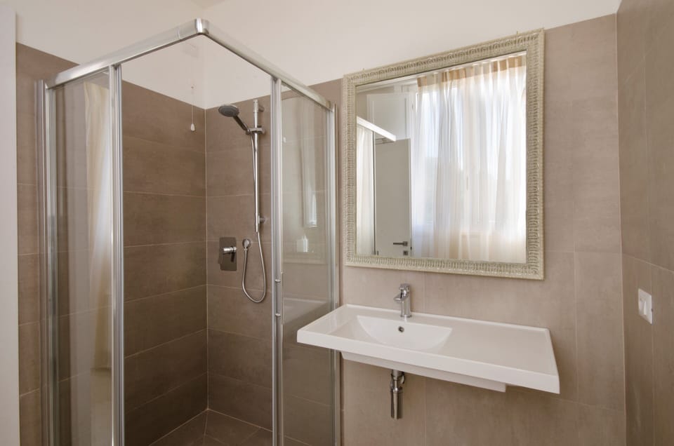 Junior Suite | Bathroom | Shower, free toiletries, hair dryer, bathrobes