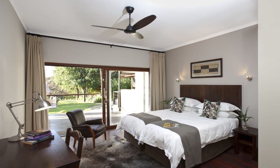 Double Room (Platinum) | Minibar, in-room safe, desk, rollaway beds